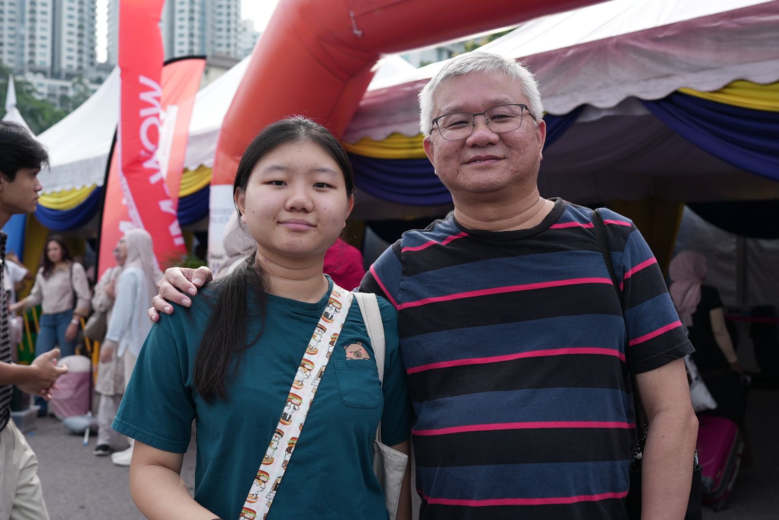 Tan Eng Tian bersama anaknya, Tan Qin Thong yang hadir untuk sesi pendaftaram.jpeg